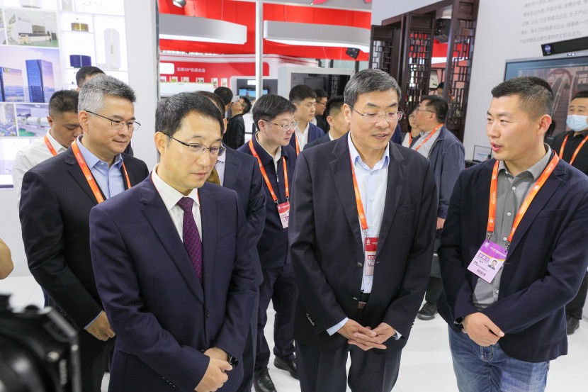 江蘇省委常委、常務(wù)副省長(zhǎng)馬欣，蘇州市委副書記、市長(zhǎng)吳慶文參觀清聽聲學(xué)展區(qū)